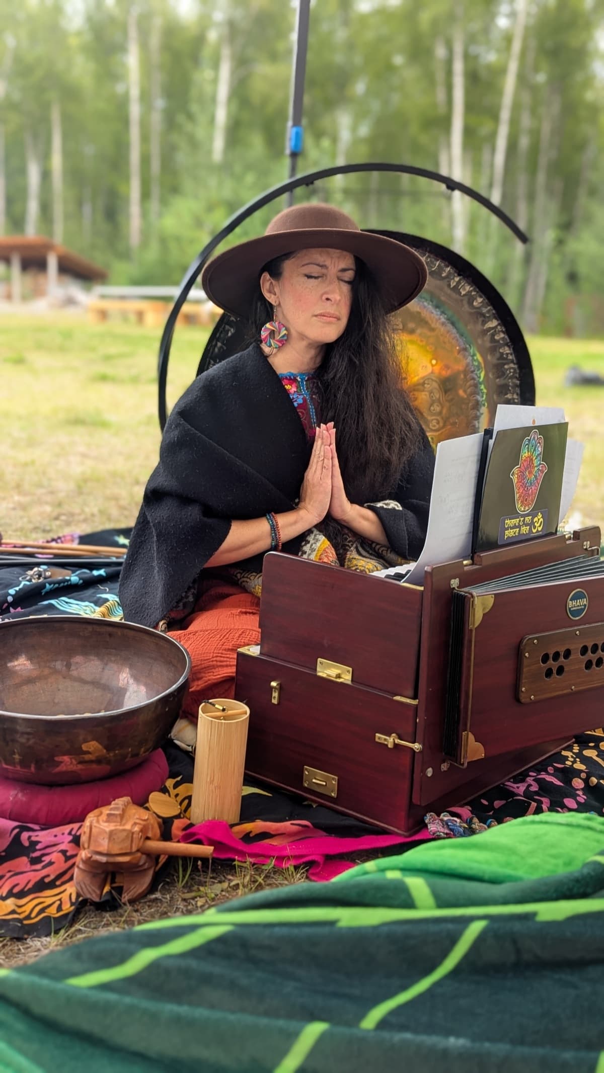 Woman with harmonium and gong
